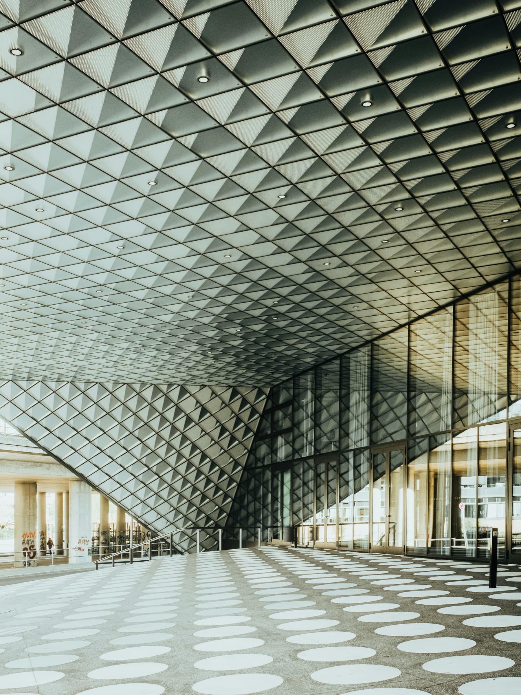 Rasterdecke und Glasfassade des Futuriums in Berlin
