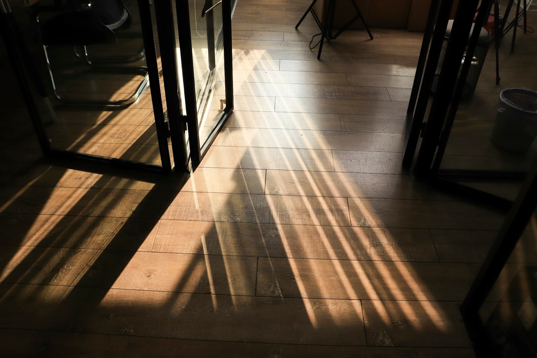 Sonnenlicht fällt in Streifen auf einen Holzboden